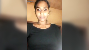 Desi Chick Flashing Her Juicy Tits and Pussy Close-ups