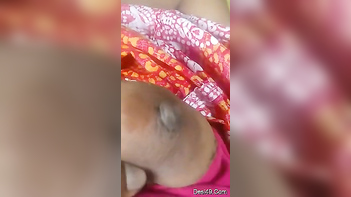 Desi Mom Spreading Legs and Flashing Nipples, Voluptuous Body Close Up in HD!