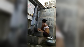 Horny Desi Bitch Fucks Herself Silly Sending XXX Clips to Her Man.