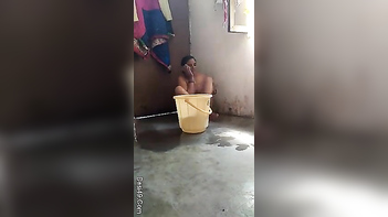 Fellow Films Naked Desi Babe Washing Her Hot XXX Body in the Bathroom