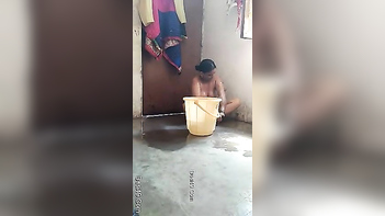 Fellow Films Naked Desi Babe Washing Her Hot XXX Body in the Bathroom