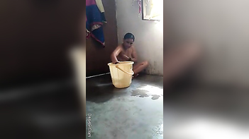 Fellow Films Naked Desi Babe Washing Her Hot XXX Body in the Bathroom