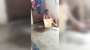 Fellow Films Naked Desi Babe Washing Her Hot XXX Body in the Bathroom