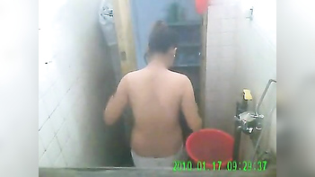 Desi Housewife Strips, Soaks, and Flaunts Her Curves in Steamy XXX Vid.