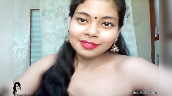 Fapworthy Desi Tamil Bhabhi Furiously Fingering Her Wet Pussy Live on Webcam.