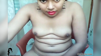 Fapworthy Desi Tamil Bhabhi Furiously Fingering Her Wet Pussy Live on Webcam.