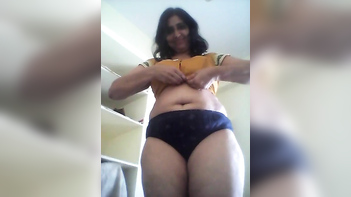 Paki Bhabi Flaunts Her Giant Tits in a Wild Selfie Video