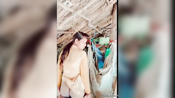 Fiery Desi Babe in Sari Flashes Her Juicy Cunny and Tight Butt Cheeks