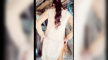 Fiery Desi Babe in Sari Flashes Her Juicy Cunny and Tight Butt Cheeks