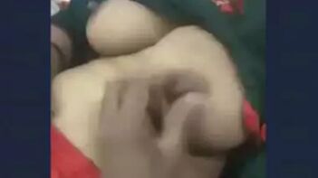 Desi Bitch Flashing Tits and Pussy Live, Fucking Hot and Wild Action!