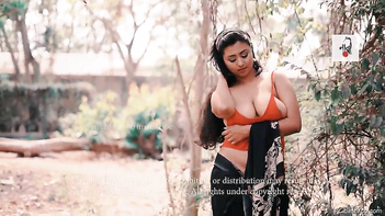Moni's Sizzling Nude Saree Tease - Sensual Moves and Seductive Poses!