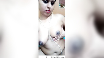 Fiery Indian Babe Flaunts Her Juicy Tits, Leaving You Begging for More!