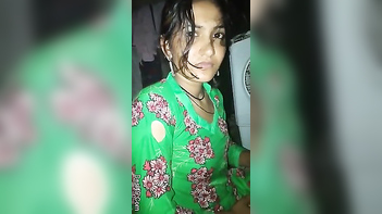 Fiery Indian Babe Exposes Her Juicy Goods Under Sari for Lucky Fan