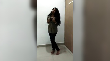 Fiery Indian Babe Flaunts Her Juicy Tits and Gets Pounded Hard.