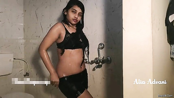 Desi Bitch Soaks Herself Stripping Down in XXX Clip.