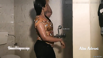 Desi Bitch Soaks Herself Stripping Down in XXX Clip.