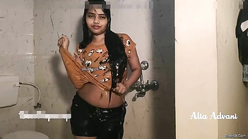 Desi Bitch Soaks Herself Stripping Down in XXX Clip.