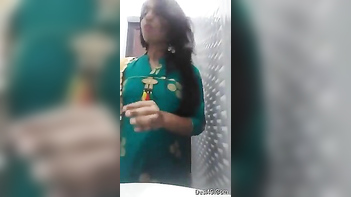 Indian Babe's Sari Drops, Revealing Huge XXX Tits and Bouncing Booty.