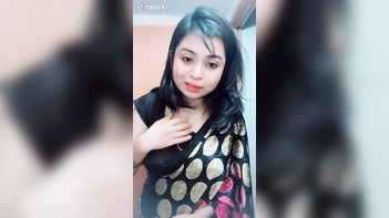 Indian Babe Shows Off Her Tight Pussy in Viral TikTok Video 2