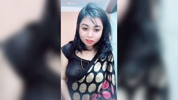 Indian Babe Shows Off Her Tight Pussy in Viral TikTok Video 2
