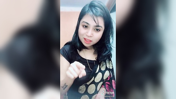 Indian Babe Shows Off Her Tight Pussy in Viral TikTok Video 2