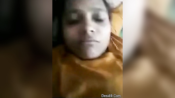 Desi Chick Shows Off Naked Body During Video Call in XXX Bed.