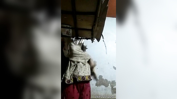 Desi Bhabhi Getting Naked and Showing That Juicy Pussy in HD