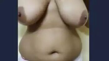 Desi Bhabi's Big Boobs Bouncing Wildly in Hot Solo Show.