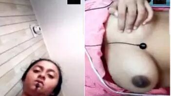 Indian Babe Rubs Her Wet Pussy on Cam While Chatting Live.