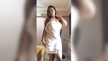 Desi Babe With Amazing XXX Tits Dances Naked After Shower on Camera.