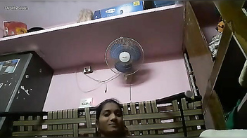 Desi Slut Flaunts Her Tits in Hot Selfie Vid.