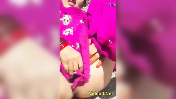 Pakistani Bhabhi Flaunting Her Juicy Tits and Ass Outdoors in Broad Daylight