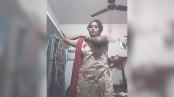 Bhabhi Flashing Her Juicy Tits and Wet Pussy in New Leaked MMS