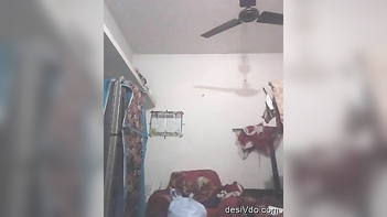 Bhabhi Flashing Her Juicy Tits and Wet Pussy in New Leaked MMS