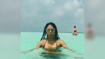 Desi Babe Flashes Her Slim XXX Body On The Beach