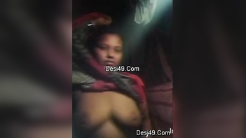 Indian Slut Flashes Her Saggy XXX Tits and Pulls Sari Up on Camera for Pervs.