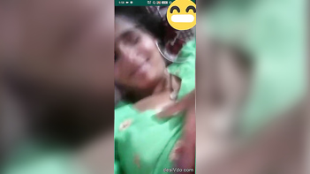 This Naughty Desi Bitch Flash Her Juicy Tits and Make You Beg for More!