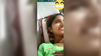 This Naughty Desi Bitch Flash Her Juicy Tits and Make You Beg for More!