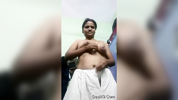 Indian MILF Strips Down, Spreads XXX Parts Wide Open for Horny Fans to Enjoy.