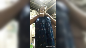 Cute Desi Bitch Flash Her Tits and Cunt in This Fucking Hot Leaked MMS Video