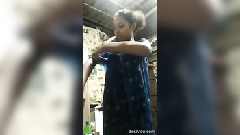 Cute Desi Bitch Flash Her Tits and Cunt in This Fucking Hot Leaked MMS Video