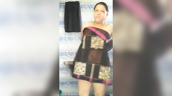 Desi Aunty's Steamy Bath Session - Soapy Tits and Wet Pussy Action!