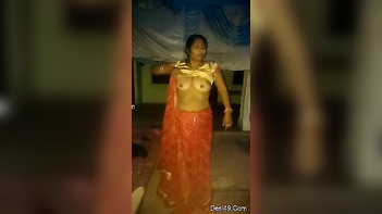 This Desi Slut Get Convinced to Flash Her Tits in This Wild Amateur XXX Clip.