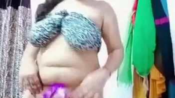 Fiery Desi Babe Shakes Her Body and Flaunts Her Tits in a Wild Sex Show.