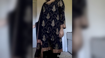 Indian Housewife Shakes Her Juicy Bare Ass on Camera for Your Pleasure.