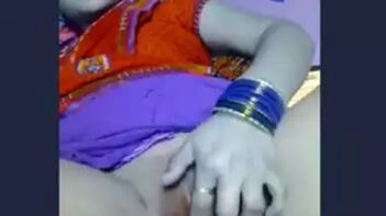 Fingering Her Wet Pussy Till She Squirts Hard - Watch This Sexy Boudi Cum!