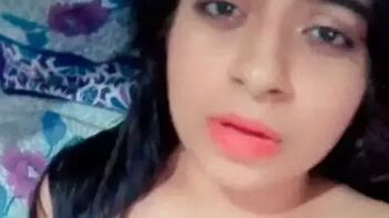 Super Horny Desi Babe Keerthi Fucks Herself Raw in Full Nude Fingering MMS