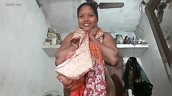Big-Titted Desi Aunty Flaunting Her Massive Jugs in Steamy Indian Porn Vid