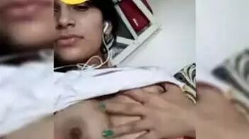 Hot Desi College Girl Squirts Live on Indian Porn Tube Video.