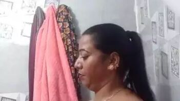 Indian MILF Shows Off Her Juicy Titties in the Shower - XXX Video